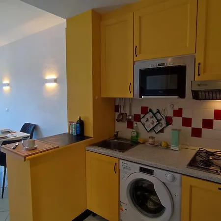 2-room With Terrace, 400 M From The Sea דירה